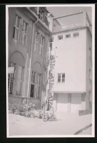 Fotografie unbekannter Fotograf, Ansicht Berlin-Zehlendorf, Königstrasse 1, Gebäude mit Wendeltreppe