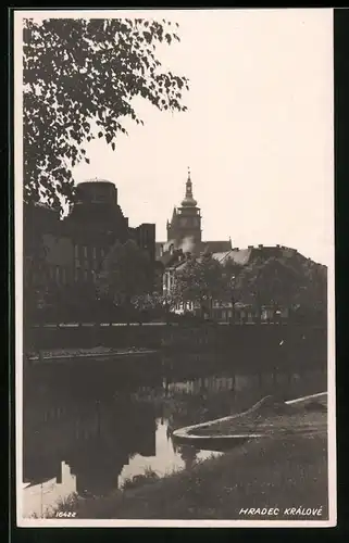 Fotografie unbekannter Fotograf, Ansicht Hradec Kralove - Königgrätz, Uferpartie mit Kirchturm im Hintergrund