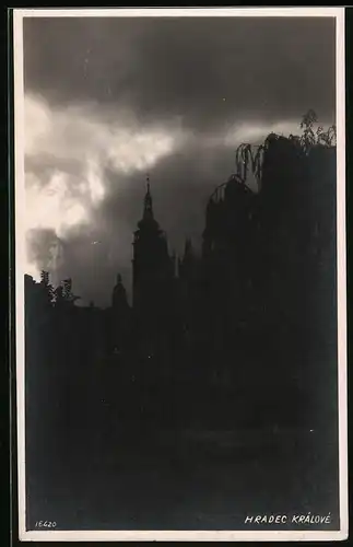 Fotografie unbekannter Fotograf, Ansicht Hradec Kralove - Königgrätz, Kirchturm-Silhouette