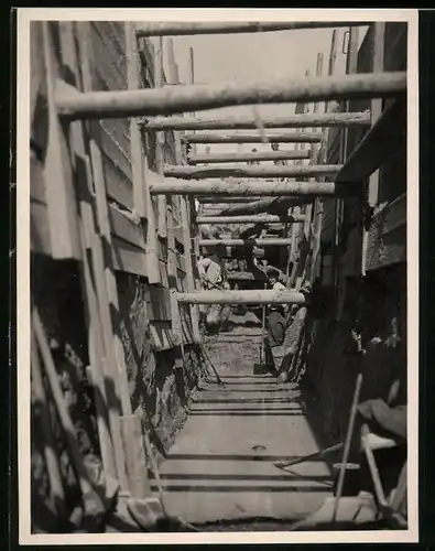 Fotografie unbekannter Fotograf, Ansicht Neustadt bei Coburg, Tiefbau, Bauarbeiter in einem Graben