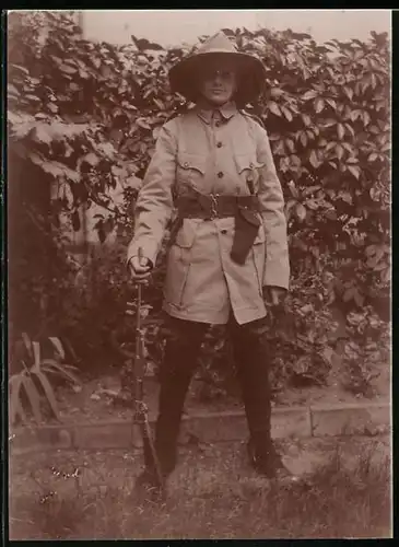 Fotografie Pfadfinder in Uniform mit Gewehr & Beil