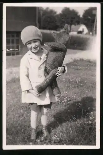Fotografie lachendes Mädchen mit grossem Teddy, Teddybär