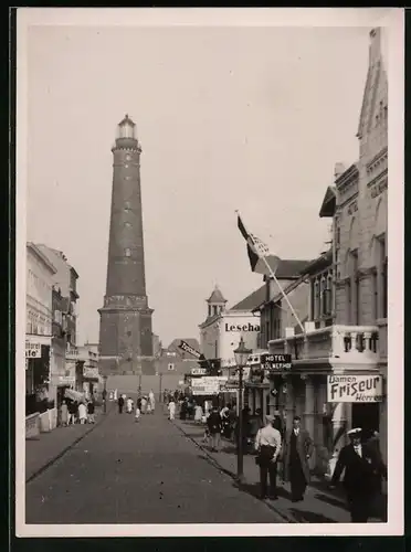 Fotografie unbekannter Fotograf, Ansicht Borkum, Promenade vor dem Leuchtturm