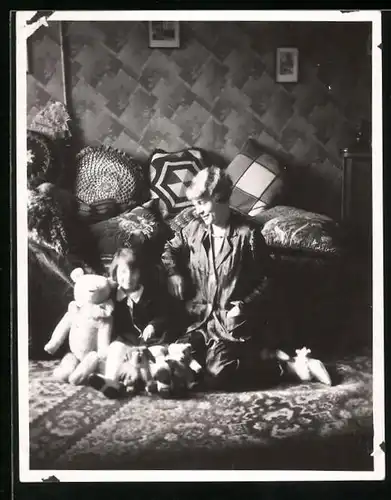 Fotografie Mutter & Tochter mit grossem Teddy, Teddybär und Stofftieren