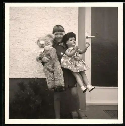 Fotografie lachendes Mädchen mit grosser Puppe & Teddybär, Teddy, Teddybear