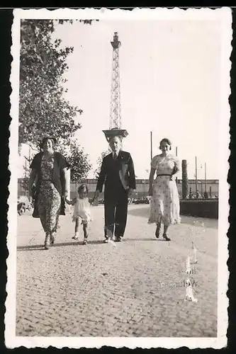 Fotografie unbekannter Fotograf, Ansicht Berlin, Funkausstellung 1928, Familie vor dem Funkturm - Messeturm