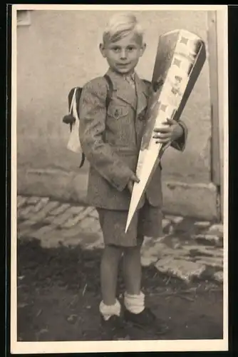 Fotografie Atelier Burg, Erfurt, Einschulung, Schulknabe mit Zuckertüte / Schultüte am ersten Schultag