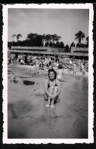 Fotografie unbekannter Fotograf, Ansicht Berlin, Mädchen im Badeanzug im Strandbad Wannsee