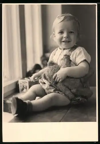 Fotografie Ilse Lemmerich, Baby mit Teddybär, Teddy, Teddy Bear