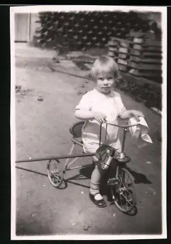 Fotografie kleines Mädchen auf Dreirad sitzend 1929