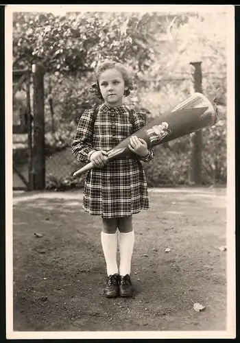 Fotografie Einschulung, Schulmädchen mit Zuckertüte / Schultüte am ersten Schultag