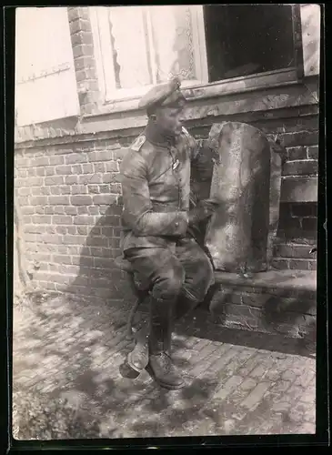 Fotografie 1.WK, W. Braemer, Berlin, Deutscher Offizier untersucht Granatsplitter einer 38cm Granate
