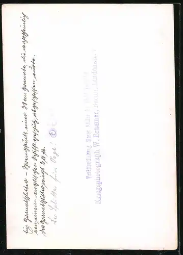 Fotografie 1.WK, W. Braemer, Berlin, Deutscher Offizier untersucht Granatsplitter einer 38cm Granate