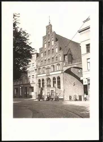 Fotografie Walter Wasssner, Lübeck, Ansicht Lübeck, altes Giebelhaus mit Ladengeschäft