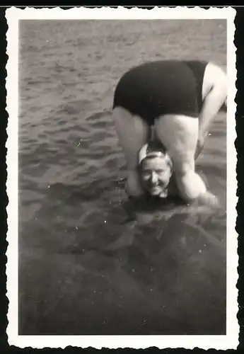 Fotografie beleibte Dame im Badeanzug hat Freundin zwischen ihren Beinen eingeklemmt
