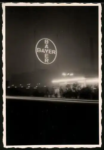 Fotografie Leuchtreklame der Bayer Pharma AG bei Nacht