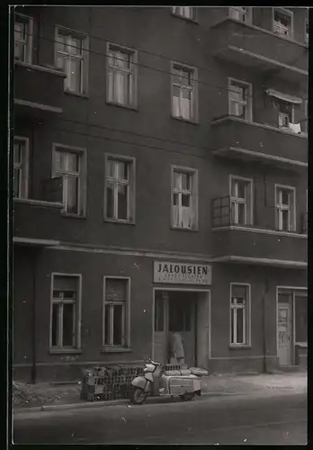 Fotografie unbekannter Fotograf, Ansicht Berlin-Friedrichshain, Ebertystrasse 42, Jalousien-Laden Ernst Richter