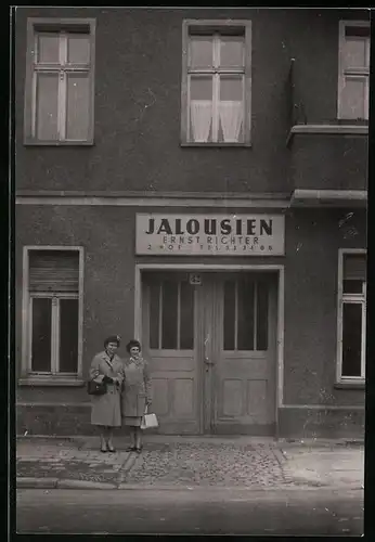 Fotografie unbekannter Fotograf, Ansicht Berlin-Friedrichshain, Ebertystrasse 42, Jalousien-Laden Ernst Richter