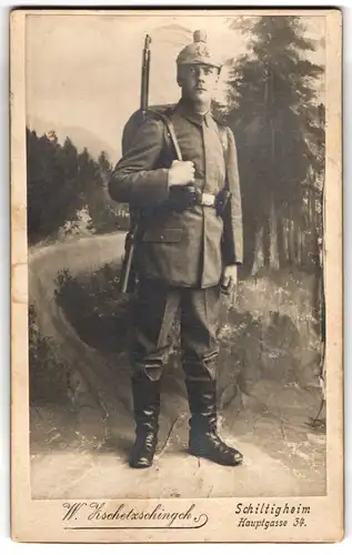 Fotografie W. Zschetzschingck, Schiltigheim, Artillerist in Feldgrau mit Pickelhaubenüberzug Rgt. 14, 1.WK