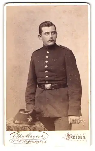 Fotografie Otto Mayer, Dresden, Sächsischer Jäger in Uniform nebst Tschako