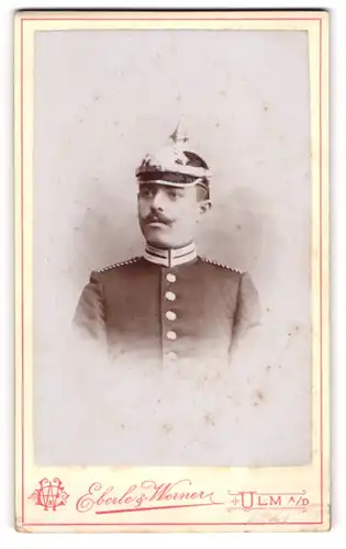 Fotografie Eberle & Werner, Ulm / Donau, Soldat Einjährig Freiwilliger mit Pickelhaube