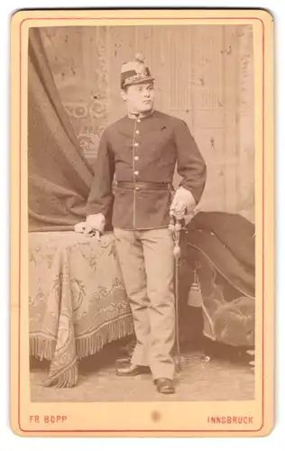 Fotografie Fr. Bopp, Innsbruck, K.u.k. Soldat in uniform mit Säbel & Tschako