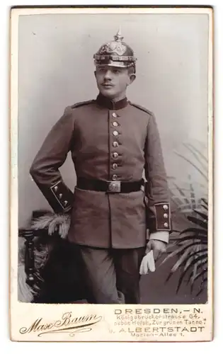 Fotografie Max Baum, Dresden, Soldat in Uniform mit Pickelhaube