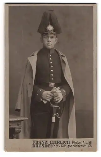 Fotografie Franz Ehrlich, Dresden, Soldat in Uniform mit Pickelhaube Sachsen, Paradebusch & Säbel