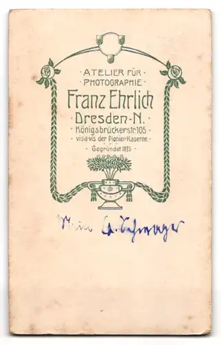 Fotografie Franz Ehrlich, Dresden, Soldat in Uniform mit Pickelhaube Sachsen, Paradebusch & Säbel
