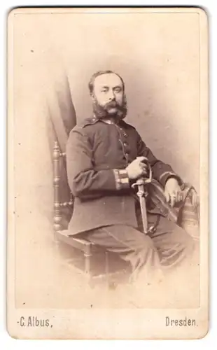 Fotografie C. Albus, Dresden, Garde-Soldat in Uniform mit Säbel