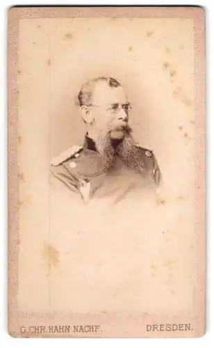 Fotografie Chr. Hahn Nachfolger, Dresden, Portrait Offizier in Uniform mit Backenbart