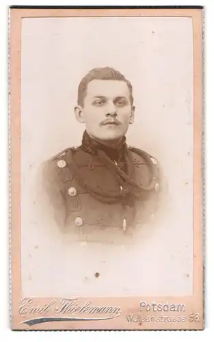 Fotografie Emil Thielemann, Potsdam, Portrait Husar in uniform