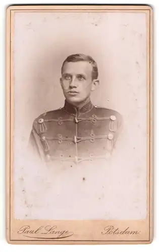 Fotografie Paul Lange, Potsdam, Portrait Husar in Uniform