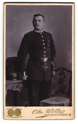 Fotografie Otto Witte, Berlin, Garde-Soldat in Uniform nebst Pickelhaube Sachsen