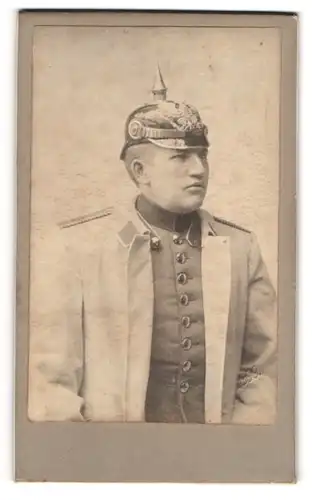 Fotografie unbekannter Fotograf und Ort, Portrait Einjährig Freiwilliger in Uniform mit Pickelhaube Preussen 1899