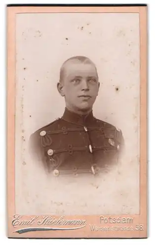 Fotografie Emil Thielemann, Potsdam, Husar in uniform mit Orden