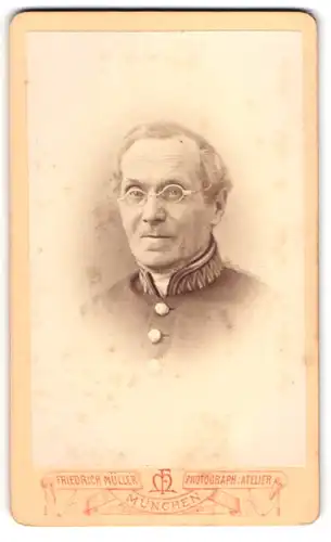 Fotografie Friedrich Müller, München, Offizier in Uniform mit Brille