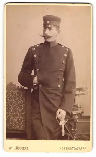 Fotografie W. Höffert, Berlin, Soldat in Uniform mit Mantel & Säbel in Napoleon-Pose