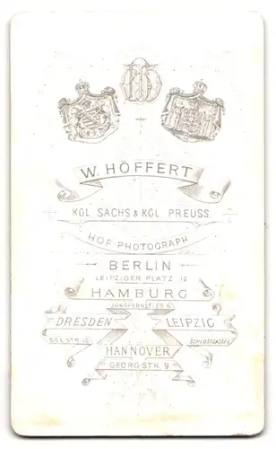 Fotografie W. Höffert, Berlin, Soldat in Uniform mit Mantel & Säbel in Napoleon-Pose