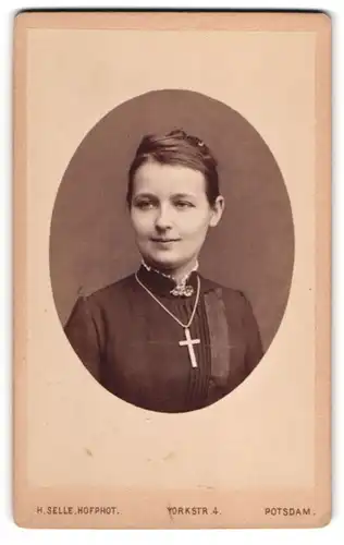 Fotografie H. Selle, Potsdam, Yorkstrasse 4, Portrait Christin mit Kreuz im Kleid