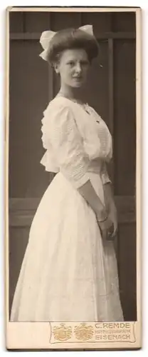 Fotografie C. Remde, Eisenach, Junge Dame mit Schleife im Haar