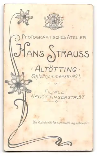 Fotografie Hans Strauss, Altötting, Schlotthammerstrasse 1, Mädchen mit Ohrringen in feinen Kleidern