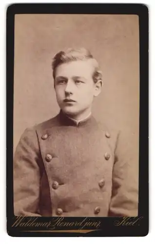 Fotografie Waldemar Renard jun., Kiel, Sophienblatt 18, Junge in einer Uniform