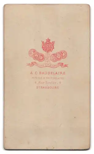 Fotografie A. C. Baudelaire, Strasbourg, Rue Brulée 4, Junge Frau mit Holzperlenkette