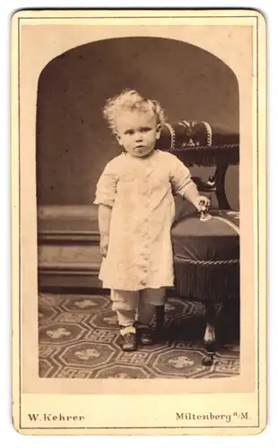 Fotografie W. Kehrer, Miltenberg a. M., Ankergasse, Kleinkind mit Spielzeug
