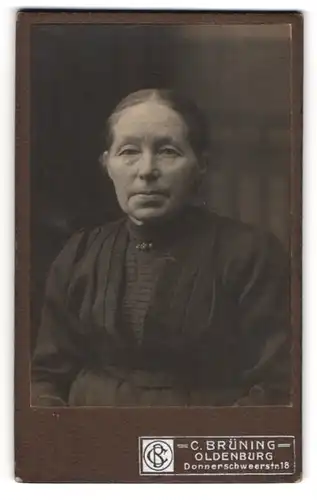 Fotografie C. Brüning, Oldenburg, Donnerschweerstrasse 18, Frau im besten Alter im schwarzen Kleid