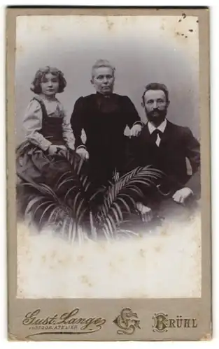Fotografie Gust. Lange, Brühl, Dreiköpfige Familie im Portrait