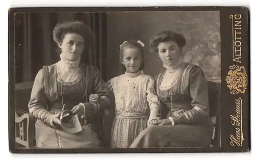 Fotografie Hans Strauss, Altötting, Schlotthammerstrasse 1, Drei Schwestern in feinen Kleidern