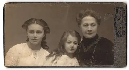 Fotografie Gustav Rasch, Schleswig, Stadtweg 32, Bürgerliche Mutter mit ihren zwei Töchtern