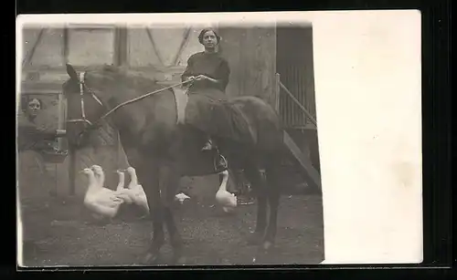 Foto-AK Zwei junge Damen mit Pferd in einem Hof, 1913